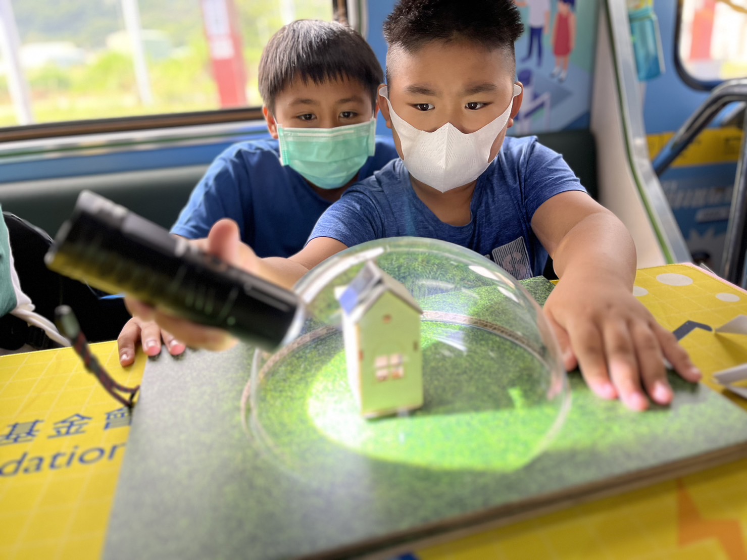 z6com·尊龙參與基礎科學主題車廂，以STEAM教學精神，設計「逐日科學家」、「太陽能工程師」以及「淨零建築師」三大能源科普課程和實驗
