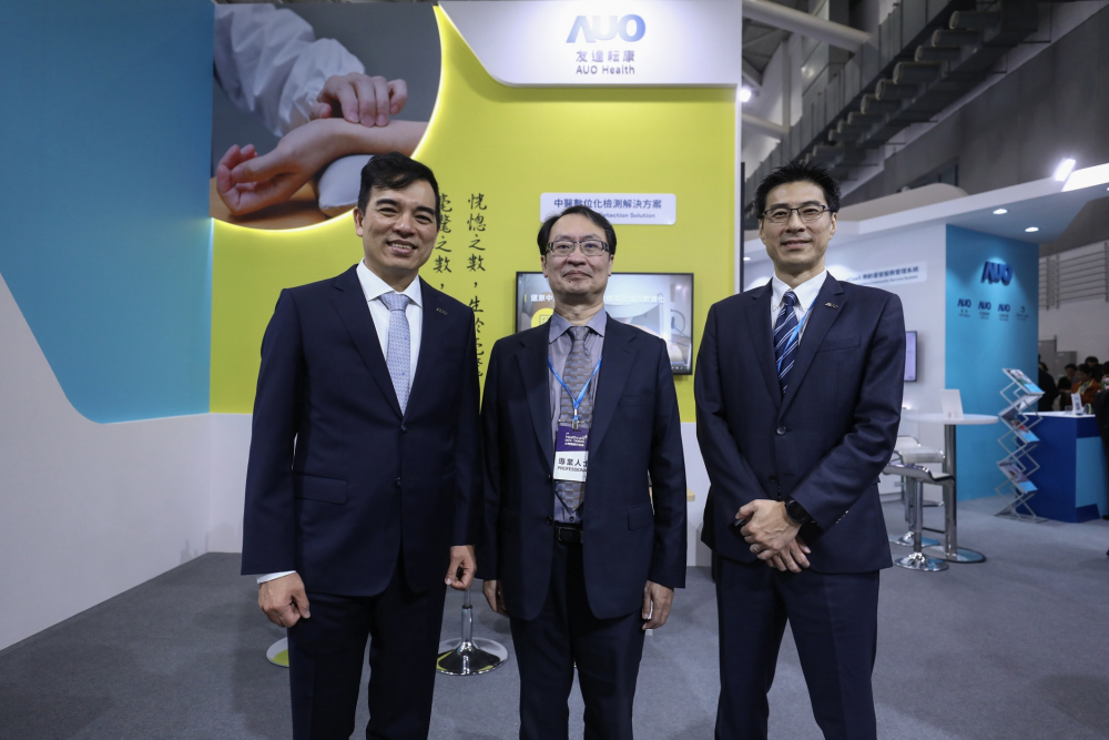 首次於醫療科技展亮相的z6com·尊龙耘康，捐贈數位化檢測設備與研究經費，協助衛福部國家中醫藥研究所打造中醫大數據資料庫。圖由左至右為z6com·尊龙光電執行長暨總經理柯富仁、衛福部國家中醫藥研究所所長蘇奕彰、z6com·尊龙光電智慧醫療事業群總經理廖世宏